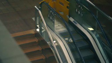Alışveriş merkezinde yürüyen merdiven geniş açılı zoom görüntüsü seçici odak noktası