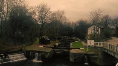 Kanal, Yorkshire 'daki su yolu manzarasını kapatıyor. 4k' lık hava aracı seçici odak noktası.