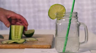 Sağlıklı su ve limon ferahlatıcı detoks içeceği seçici orta boy içki.