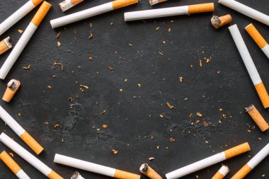 Mockup çerçeve sigara, tütün ve sigara izmaritleri