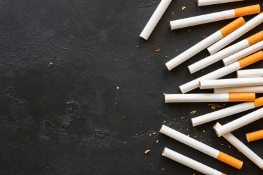 Sigara ve tütün ile arka plan siyah yakın çekim üzerinde metin için yer