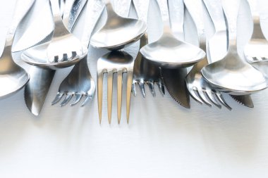 Beyaz arka plan üzerinde çatal bıçak takımı