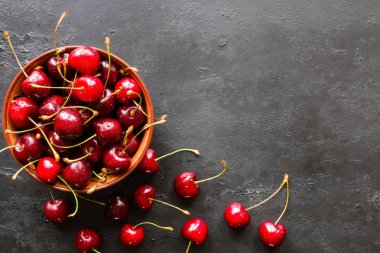 Metin için yer siyah bir zemin üzerine bir tabak içinde kiraz