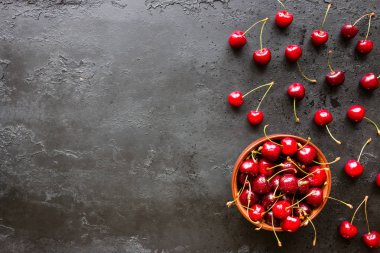 Metin için yer siyah bir zemin üzerine kiraz