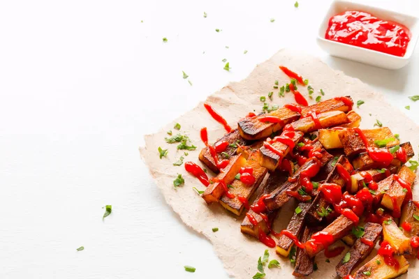 Thuis Gebakken Aardappelen Bestrooid Met Zout Greens Met Ketchup — Stockfoto