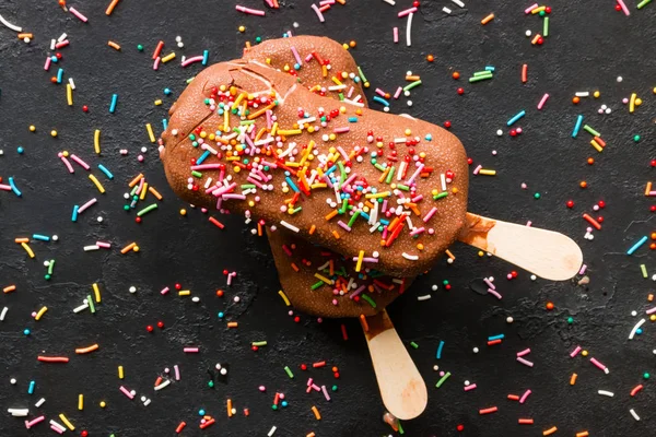 Фруктовое Мороженое Разноцветными Брызгами Черном Фоне — стоковое фото