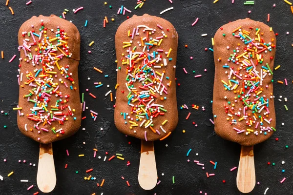 Paleta Con Aspersión Primer Plano Sobre Fondo Negro — Foto de Stock