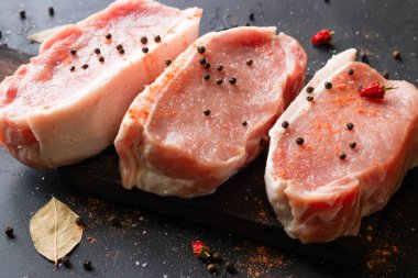 Bir arka plan siyah yakın çekim üzerinde baharat ile çiğ et