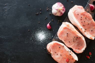 Bir kesme tahtası, baharatlar, baharat, metin için yer ile yakın çekim üzerinde çiğ et