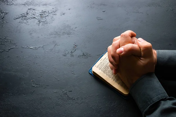 Uomo Prega Nella Bibbia — Foto Stock