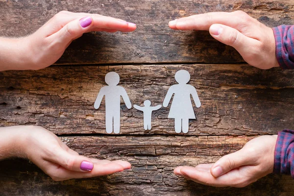 Erkek ve dişi eller, bir kağıt Aile kavramı bakmakta siluetleri