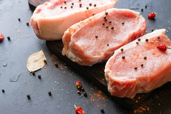 Daging Mentah Dengan Rempah Rempah Pada Latar Belakang Hitam — Stok Foto