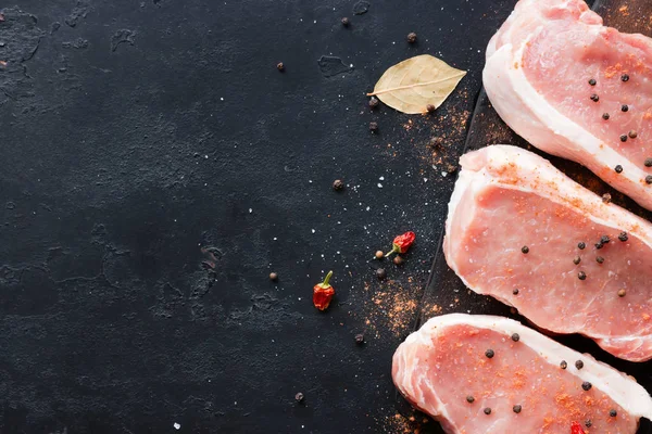 Daging Mentah Dengan Rempah Rempah Dan Ruang Untuk Teks — Stok Foto