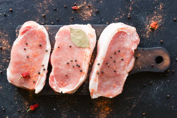 Daging Mentah Dengan Rempah Rempah Papan Potong — Stok Foto