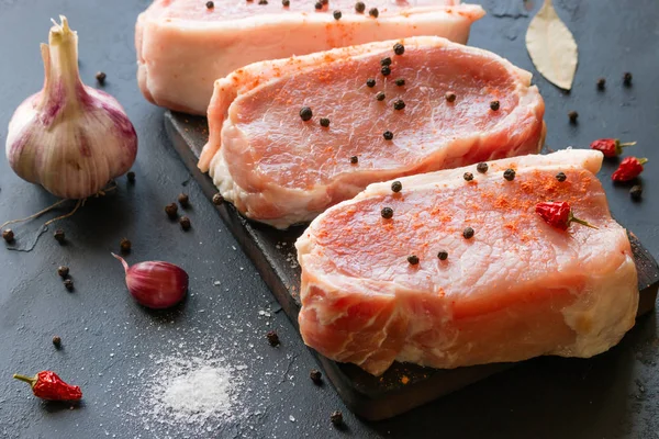 Daging Mentah Pada Papan Potong Bawang Putih Lada — Stok Foto