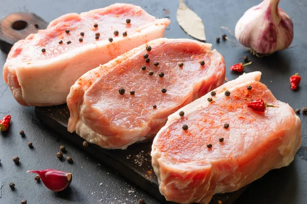 Daging Mentah Dengan Bawang Putih Dan Lada Papan Potong — Stok Foto