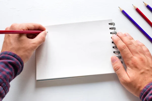 Die Südpfote Schreibt Mit Bleistift Ein Notizbuch — Stockfoto