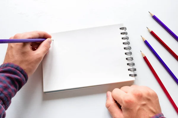 Linkshänder Schreibt Mit Bleistift Notizbuch — Stockfoto