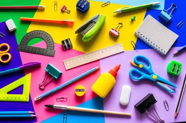 çok renkli bir arka plan üzerinde çalışma için çeşitli aksesuarlar. geri okul kavramı