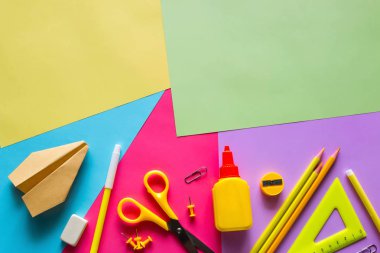 kağıt uçak ve okul malzemeleri. geri okul kavramı