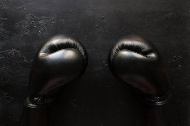 Siyah arka planda boks eldivenleri