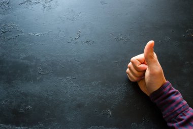adamın parmağını gösteriyor. Tamam. Şablon