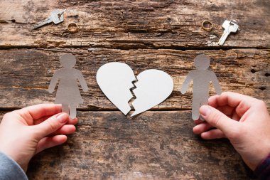 adam ve kağıt siluetleri kırık kalp kavramı boşanmak karşı tutan kadın