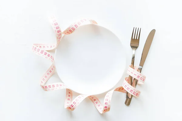 Leere Schüssel Mit Besteck Und Maßband Mit Platz Für Text — Stockfoto