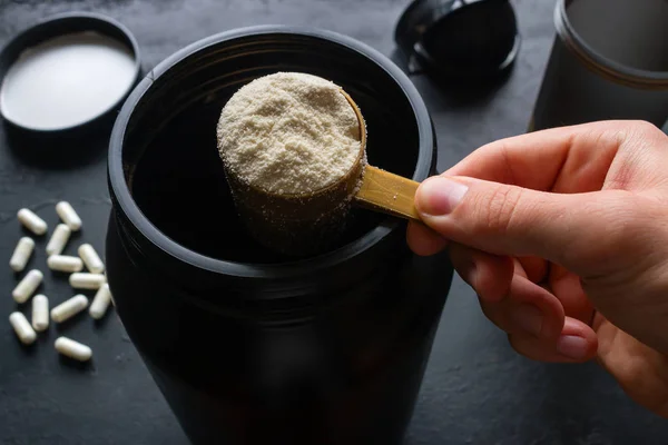 Man Håller Doseringssked Protein — Stockfoto