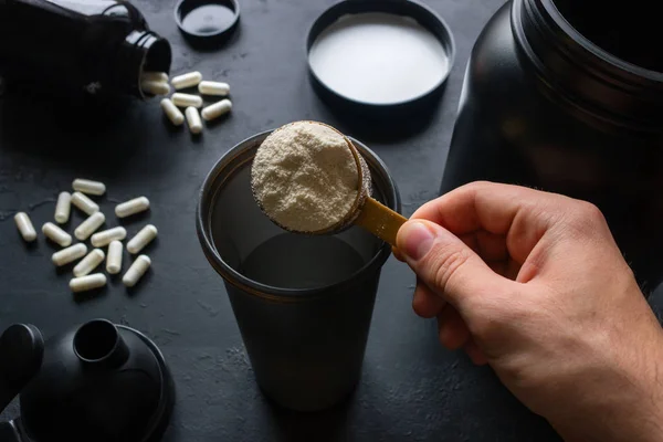 Männlicher Athlet Macht Einen Proteincocktail — Stockfoto