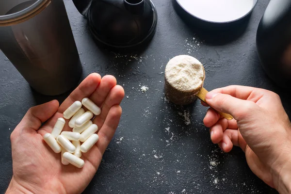 atlet çeşitli spor takviyeleri tutar