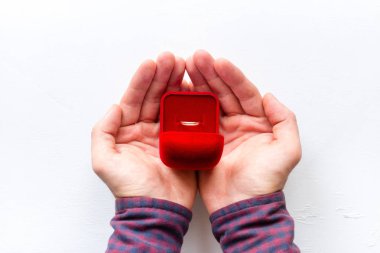 adam bir nişan yüzüğü kavramı düğün verir