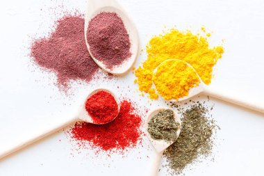 beyaz bir arka plan üzerinde renkli baharat yakın çekim