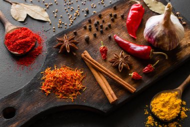çok renkli baharat ve otlar bir kesme tahtası üzerinde