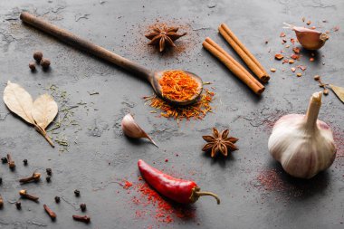 farklı baharat ve baharat otlar siyah bir arka plan ile