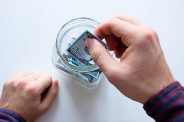 adam bir bağış yapar