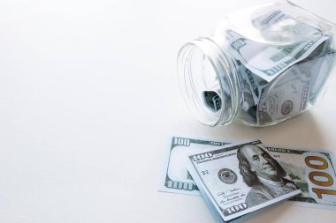 Bağış ve beyaz arka plan metin için yer ile dolar ile cam kavanoz