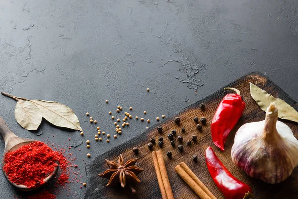 otlar ve çeşniler bir kesme tahtası ve siyah bir arka plan üzerinde metin için yer