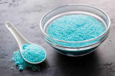 siyah bir zemin üzerine mavi banyosu tuzlu yakın çekim