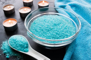 banyo tuzu ve bir spa mum siyah bir zemin üzerine