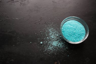 banyo tuzu metin için yer siyah bir zemin üzerine