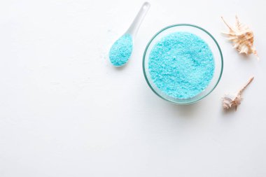 mavi banyo tuzu ve kabukları ile kopya alanı