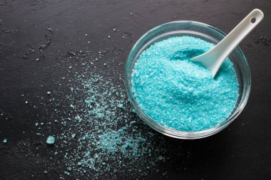 metin için yer siyah bir zemin üzerine mavi banyosu tuzlu yakın çekim