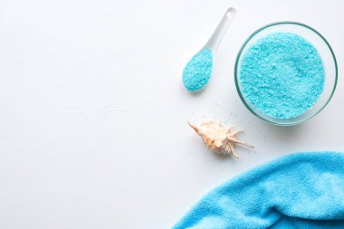 banyo tuzu ve mavi havlu kopya alanı beyaz bir arka plan üzerinde