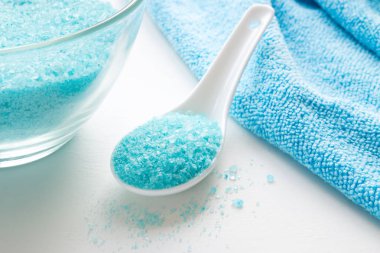 banyo tuzu kaşıkla içinde yakın çekim