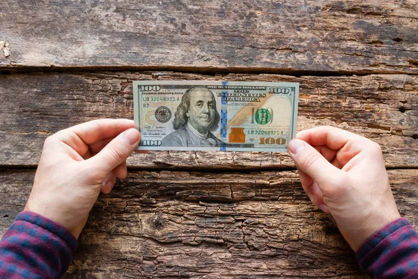 Muž Který Držel Sto Dolarů Dřevěné Pozadí — Stock fotografie