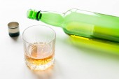 egy üveg és egy pohár alkohol koncepció alkoholizmus
