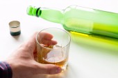 alkoholos-gazdaság egy pohár alkohol egy üres üveg háttér