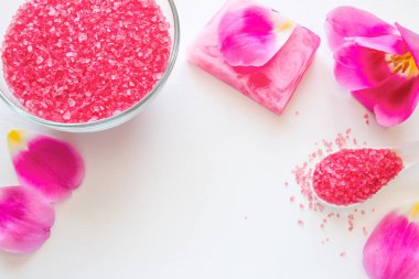 Spa banyo tuzu, sabun ve metin için yer ile beyaz bir arka plan üzerinde çiçekler