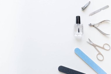 metin için yer ile beyaz bir arka plan üzerinde manikür için Araçlar